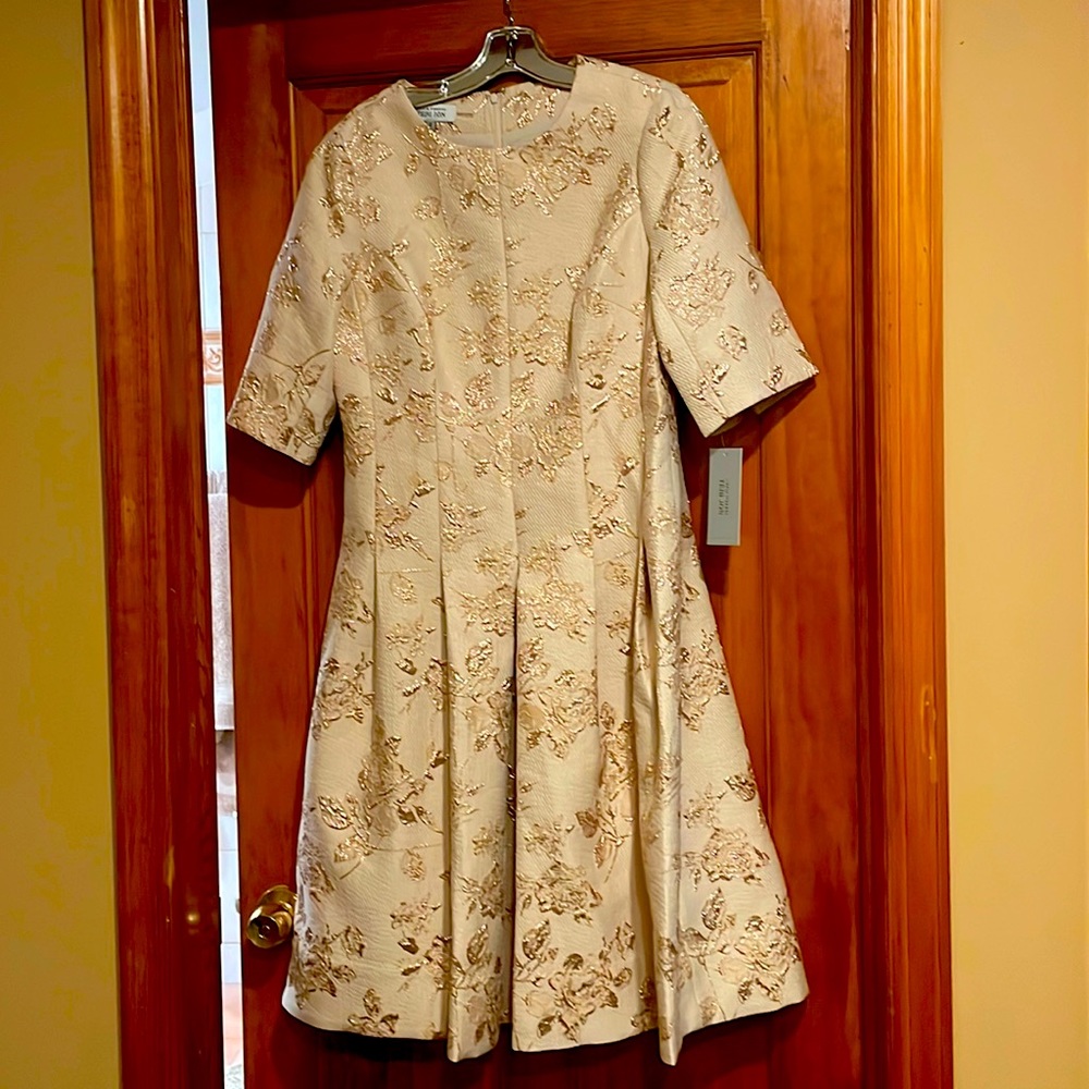 Beautiful metallic gold on gold Freeman Teri Jon designer fancy dress